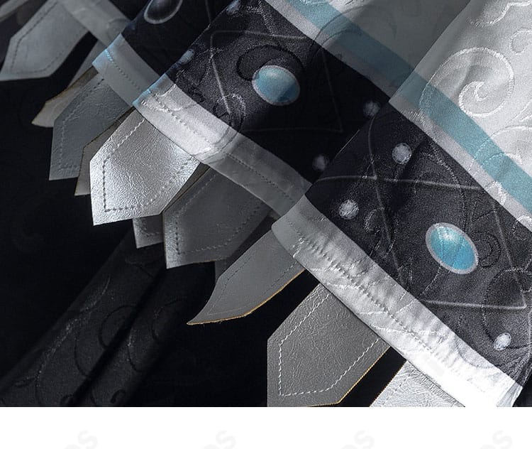 スカート裾の装飾アップ。ディープトーンに映える縁取りとパターン表現。