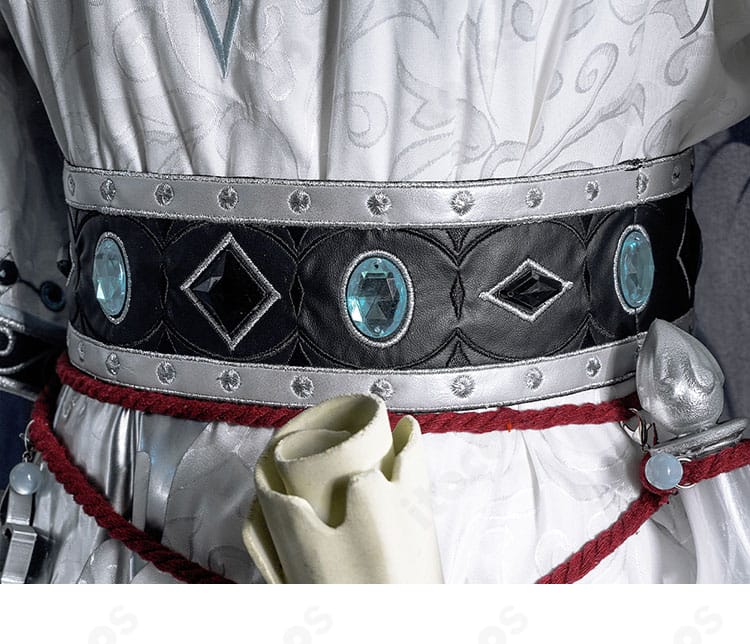 腰飾りのアップ。金属調パーツとベルトの配置で宮廷風の雰囲気を強調。