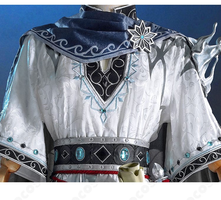 フレディ・ライリー衣装の装飾クローズアップ。ブローチや装飾紐の質感と配色を詳細に表示。