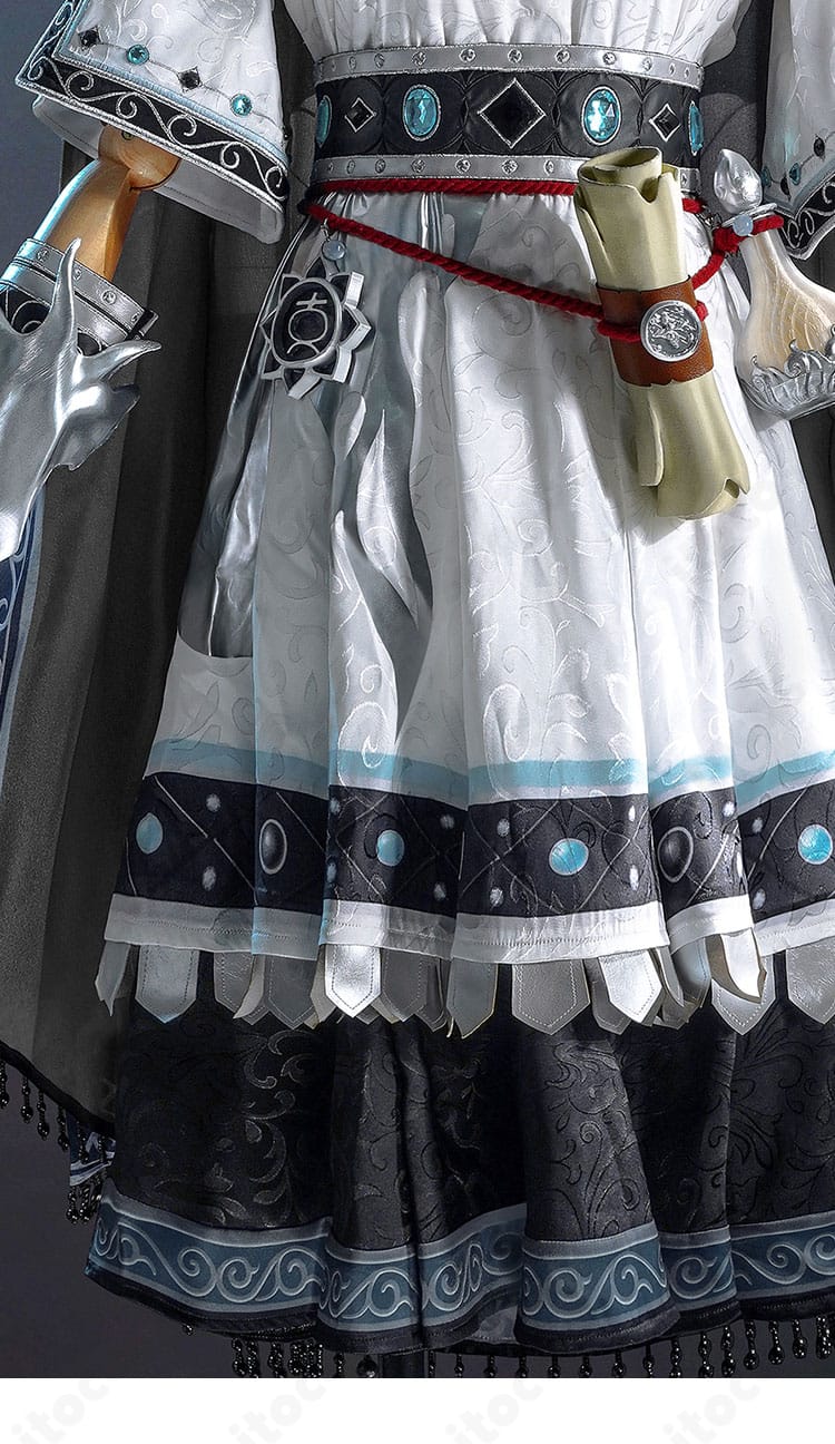 裾まわりの刺繍ディテール。重厚な模様が撮影映えする仕上がりです。