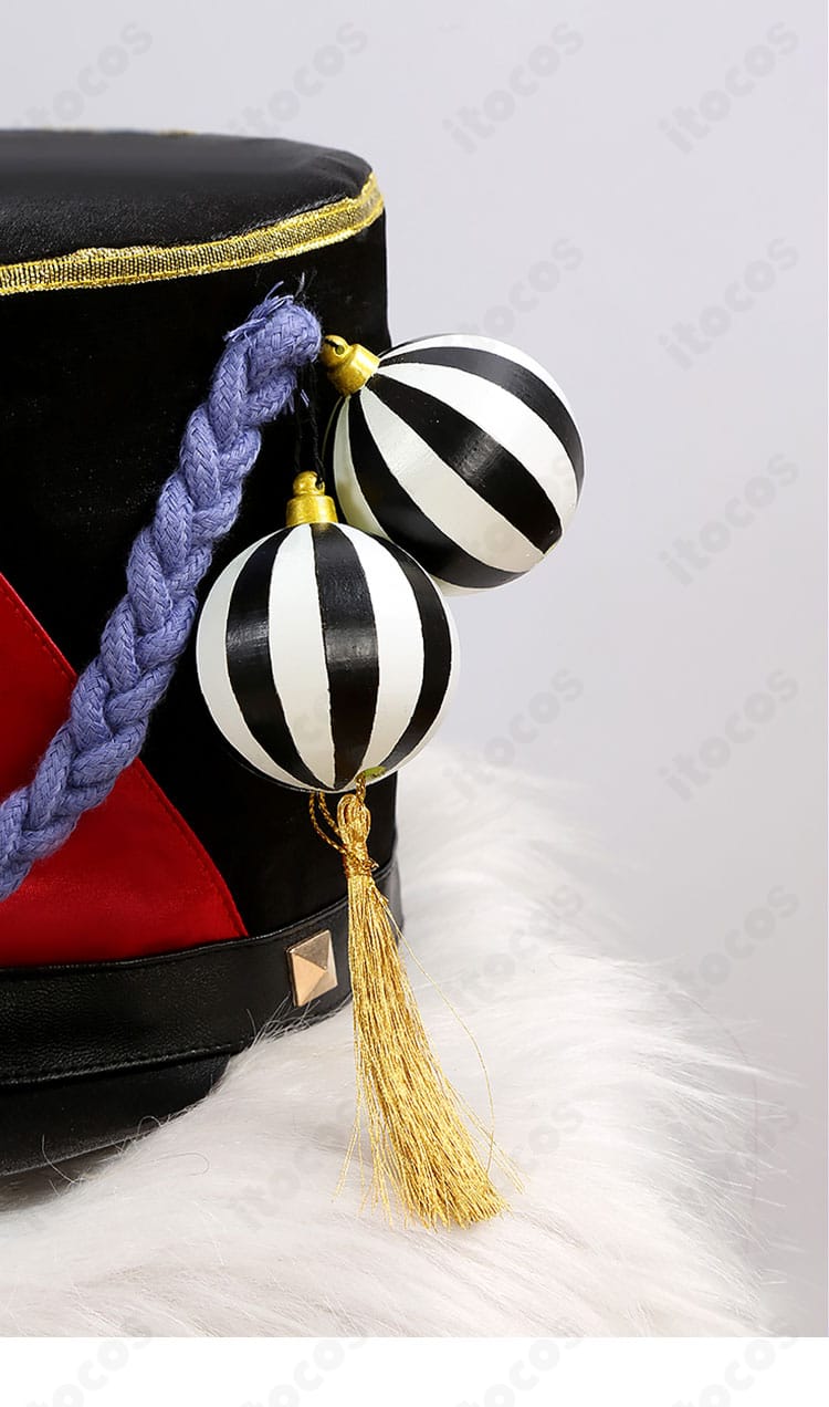 帽子装飾の拡大。華やかなアクセントパーツと配色のコントラストを示すショット。