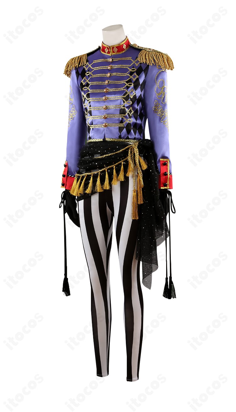 左側面から見た衣装。透け感のあるシフォン生地の揺れとレイヤー構成がわかるアップ。