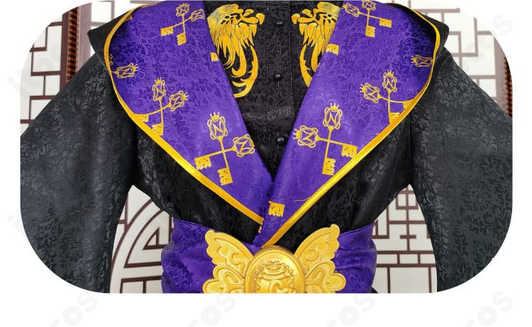 ツイステ 式典服コスプレ 上着の襟元装飾アップ。高級感ある衣領と装飾テープの質感。