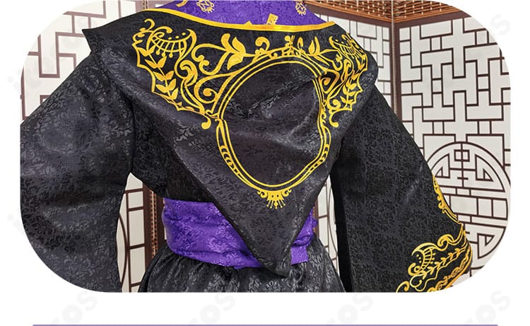 ツイステ 式典服コスプレ 背面装飾のディテール。重厚なデザインと高い再現度。