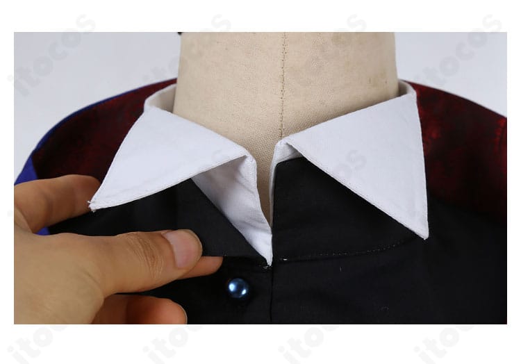 襟元のディテール。シンプルで特徴的な造形を丁寧に再現し、顔周りが映える設計。