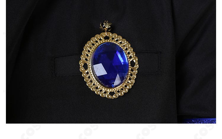 胸ポケットの宝石風装飾アップ（質感と取付位置の確認）