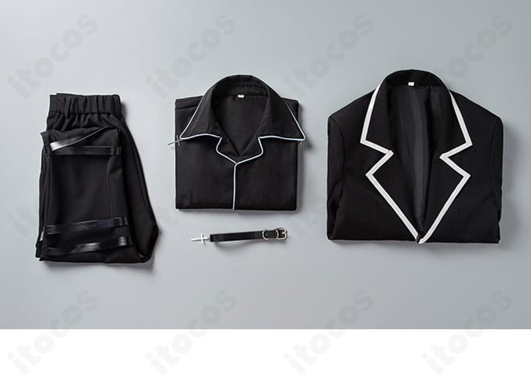 月詠イクト コスプレ衣装のセット内容。コート・インナー・ズボン・チョーカー4点を平置きで分かりやすく配置。