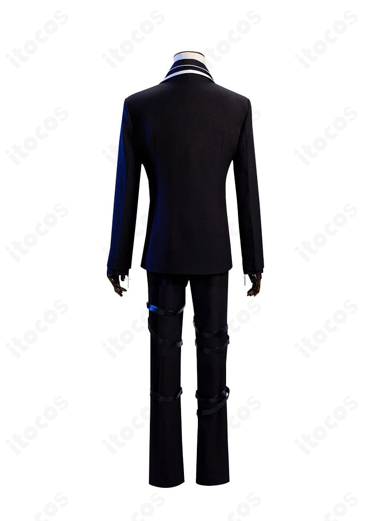 月詠イクト コスプレ衣装 背面全体。ロングコートの後ろ姿とシルエット、背面のラインを確認できる写真。