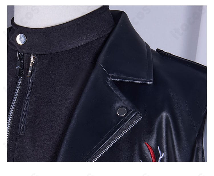 恋と深空 シン 衣装の襟元装飾アップ。門襟と装飾パーツの質感が伝わる接写