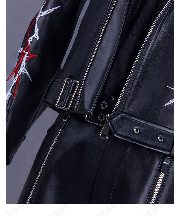 恋と深空 シン 異界の来客 衣装の門襟ディテール。直線的ラインと装飾のコントラスト