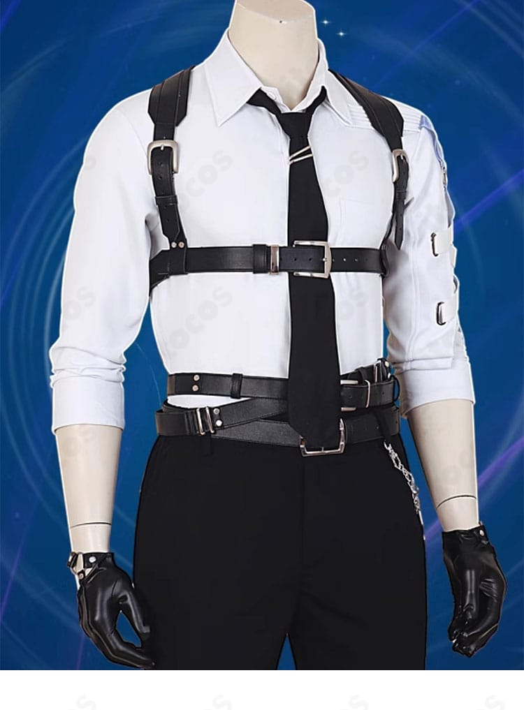 前身頃の装飾ディテール。金具・ベルト・花柄のレイヤードが映える構図