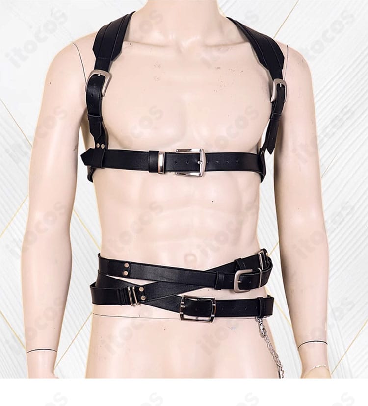 フロントベルトの金具とステッチの拡大。スタイリッシュな装飾の質感