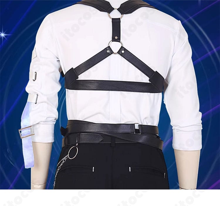 背面装飾のクローズアップ。バックベルト金具と刺繍の質感表現