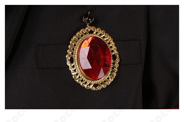 胸前ポケットの赤い宝石風モチーフ装飾のクローズアップ