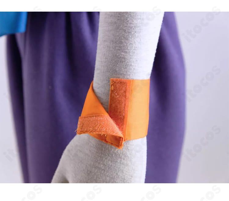 ピッコロの腕飾りディテール。表面の質感と形状、カラーリングのコントラストを捉えた近接写真。