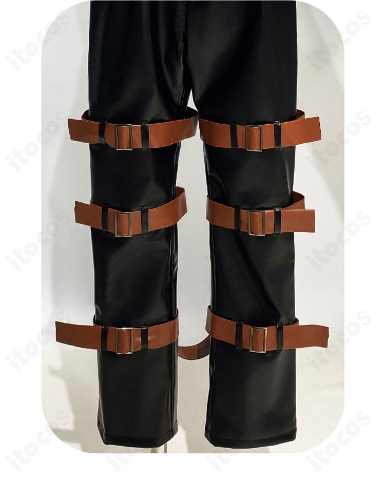 パンツ裾部の装飾とラインを示す脚部ディテール