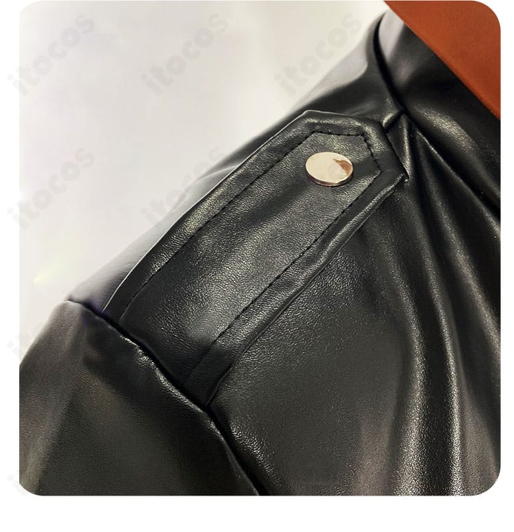 肩周りの装飾・肩章風パーツの質感を示す肩装飾ディテール