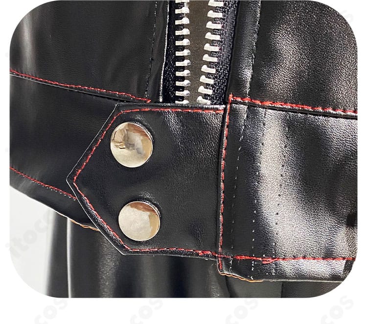 裾とボタン付近の意匠を拡大した衣装裾・ボタンのディテール