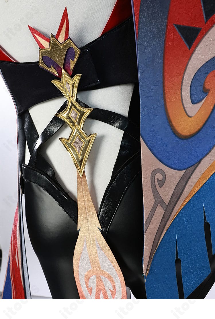 背面装飾のディテール。披肩と背中の装飾の配置、留め位置を確認