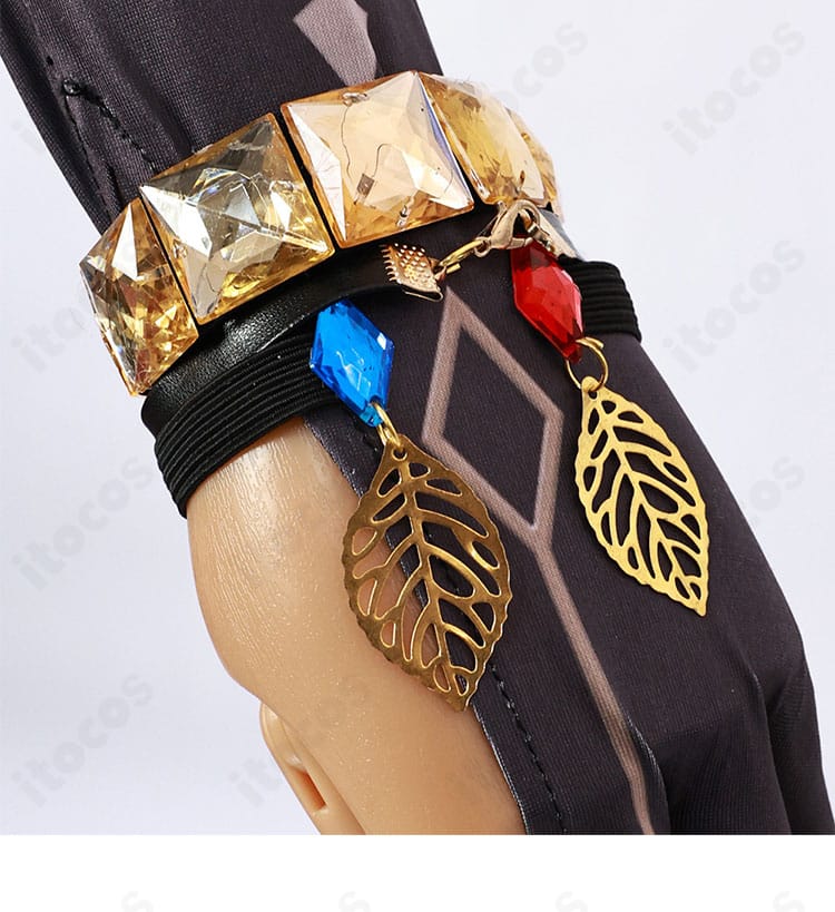 腕飾りと手飾りのディテール。模様のエンボスと石風パーツの配置が分かる