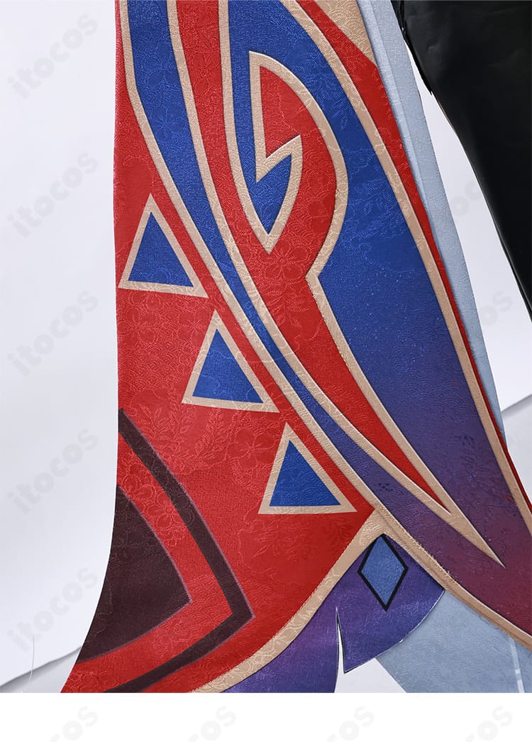 裾部分の装飾と縫製の拡大。ヘムの処理と装飾パーツの固定方法が分かる