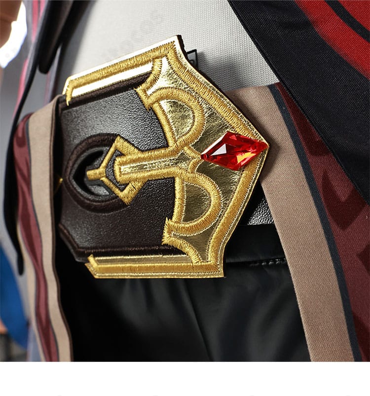 腰帯部分の装飾接写。帯の端処理とメタリック装飾の配置バランスを説明