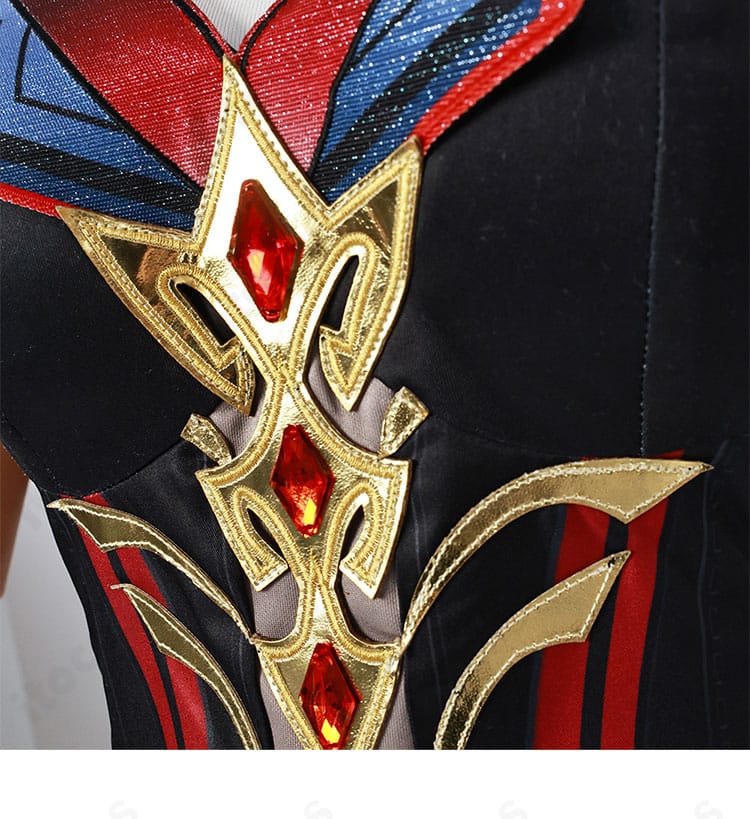 上衣に配された赤い宝石モチーフの接写。カット台座と固定縫製の様子