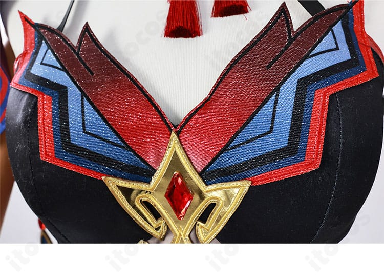 胸元装飾のディテール。透け感生地上の金属調パーツとステッチワークを強調