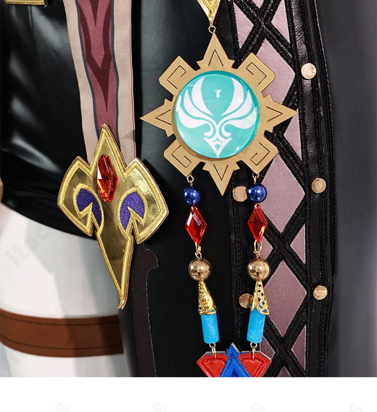 腰飾りのアップ。多層パーツと吊りチェーンの配置、留め具の構造が見える