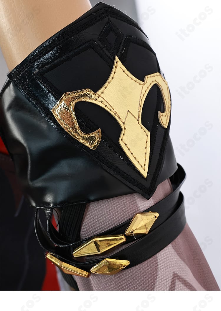 手首装飾のクローズアップ。細身のカフと装飾のエレガントな意匠