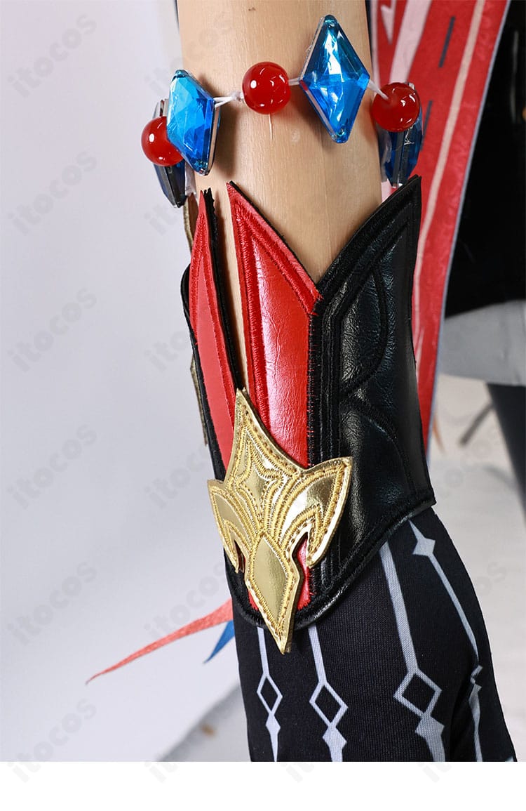 首飾りと手袋の装飾を同時に確認できる構図。素材感の対比が分かる