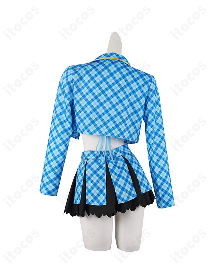 クーリア・ノノア デレスタ衣装の背面。コートのラインやスカートの広がり、背面装飾の配置が分かる詳細