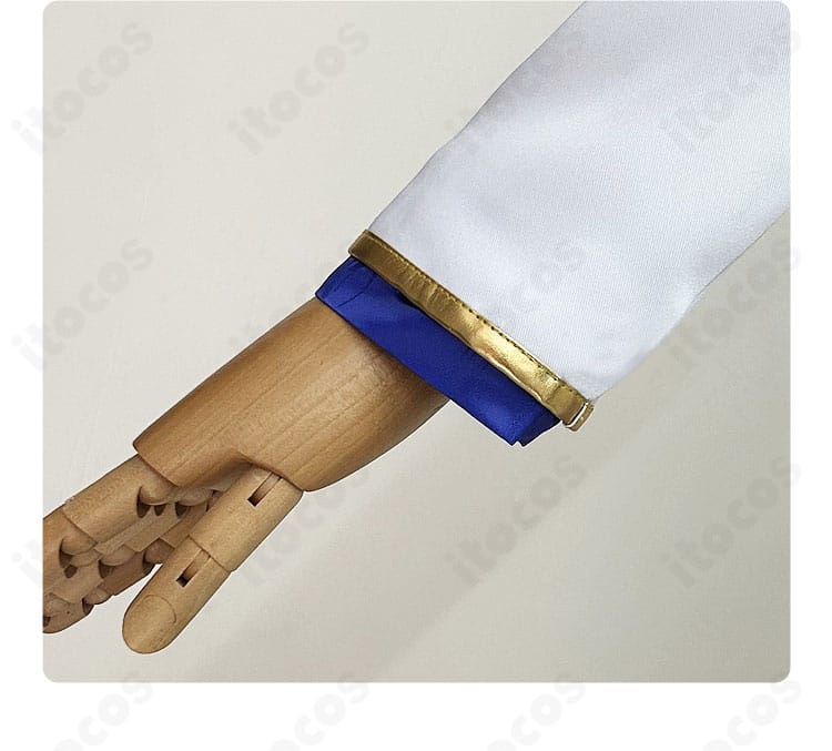 袖口装飾のクローズアップ。ステッチと装飾の質感が伝わるディテール