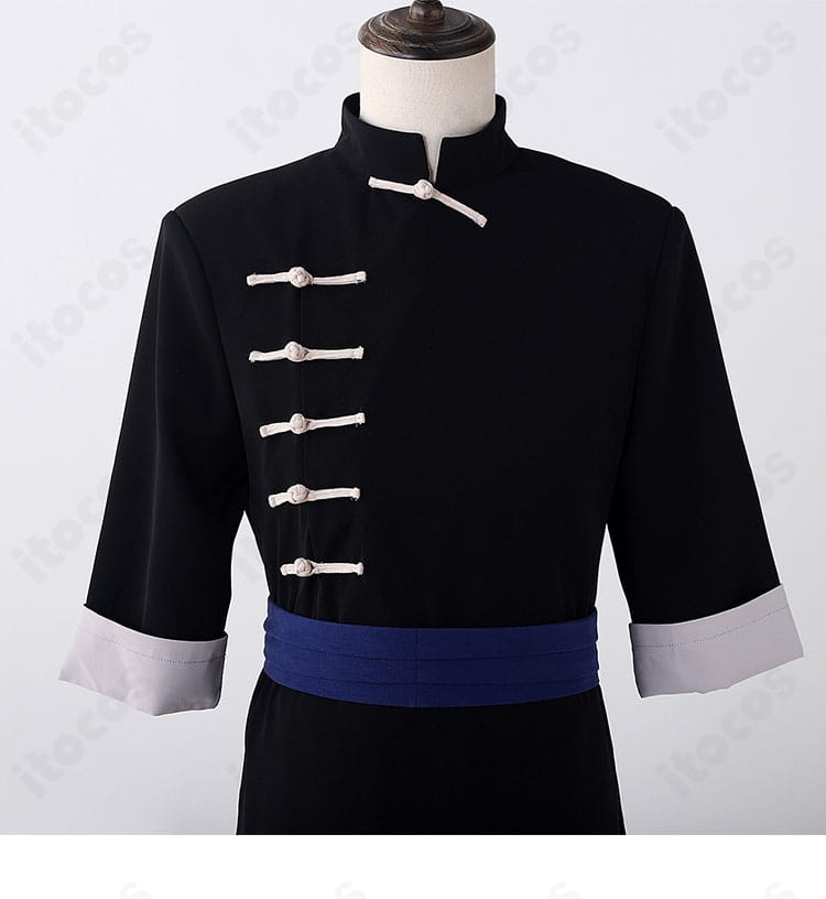 銀魂 神威コスプレの門襟とボタン装飾アップ。前合わせの留め具と配置バランスを確認できる画像。