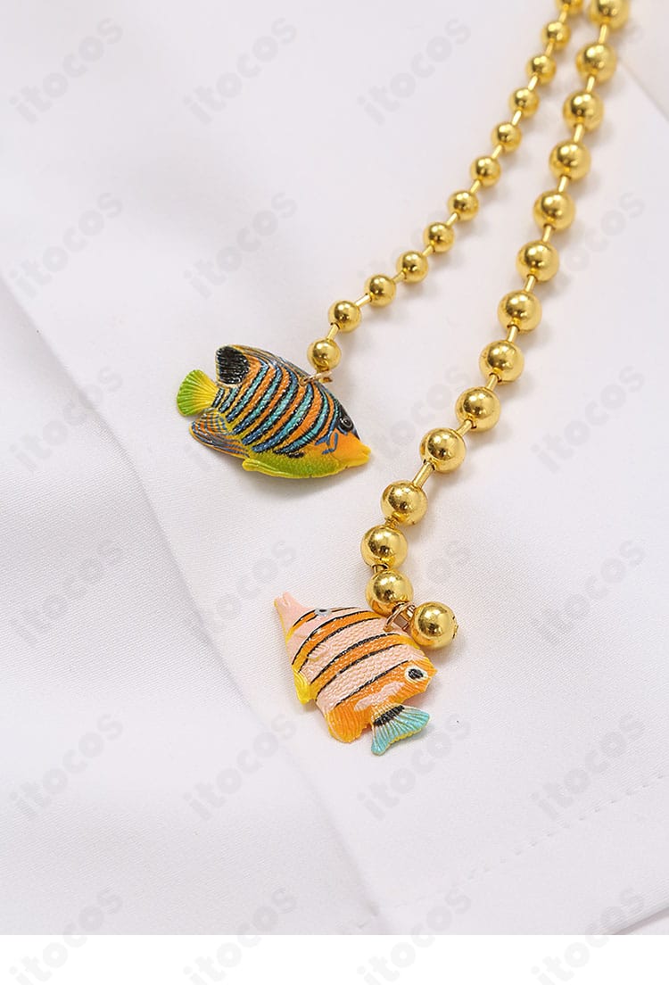 腰部の小さな魚型装飾の拡大。可動時にも映えるアクセントパーツを確認できるカルナ衣装