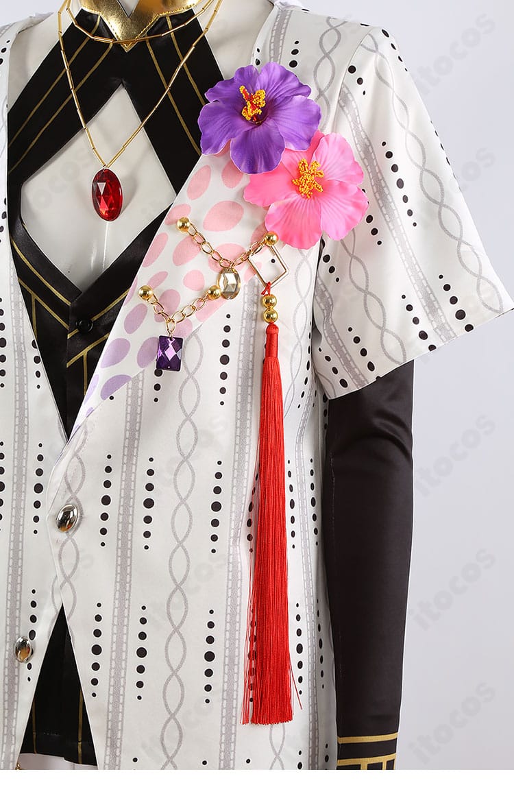 衣領の花飾りとフリンジ装飾アップ。エレガントな意匠と揺れ感が分かるカルナ夏コーデの特徴的パーツ