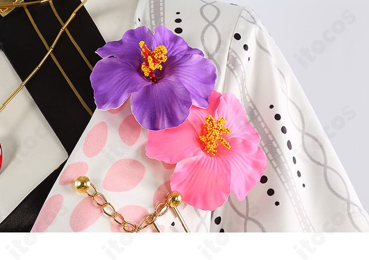 夏コーデの花飾りディテール。色味と配置がキャラクター表現に沿うことを示す接写