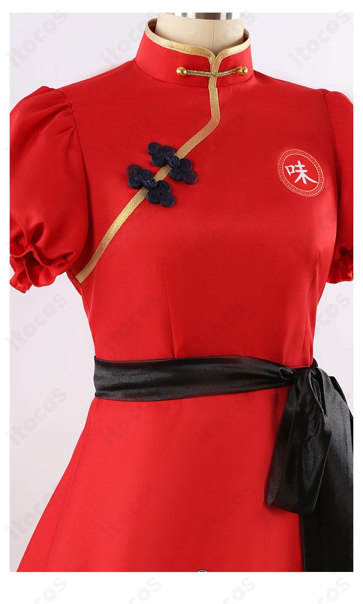 襟と斜めボタン装飾のクローズアップ（朱城ルミ コスプレ衣装）