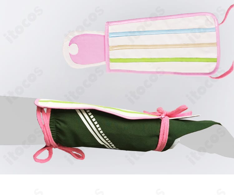 腕飾りと袖カバーのクローズアップ。留め具構造とエッジの仕上げ、可動性に配慮した設計ポイントが見える写真。