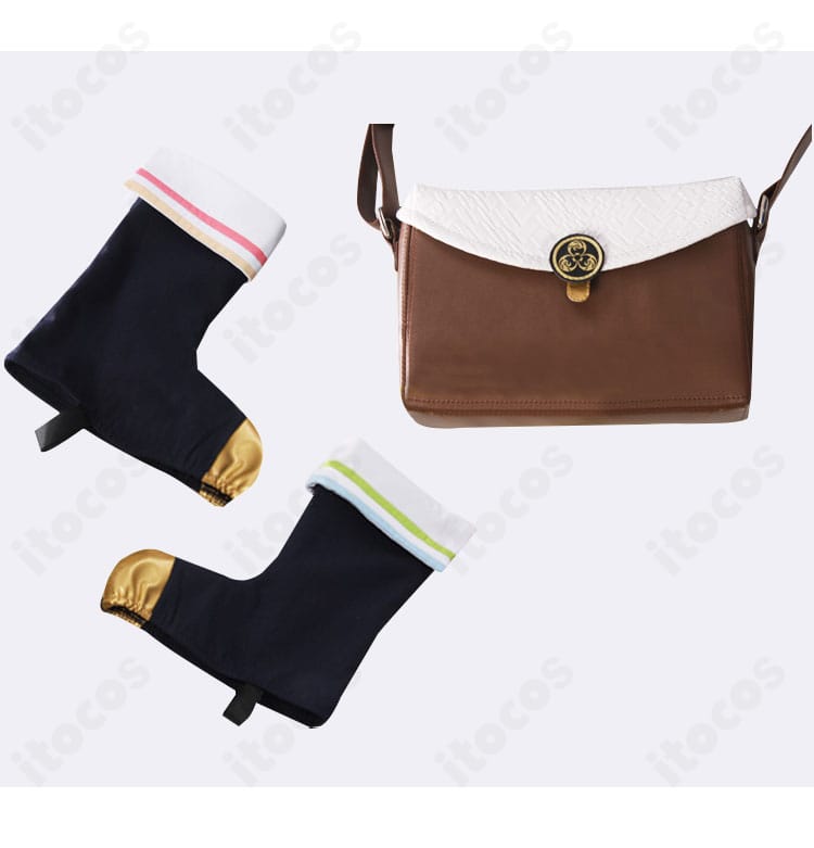 ショルダーバッグと靴周りの装飾ディテール。金具の質感、ストラップ長さ、レッグカバーとの組み合わせを示す画像。