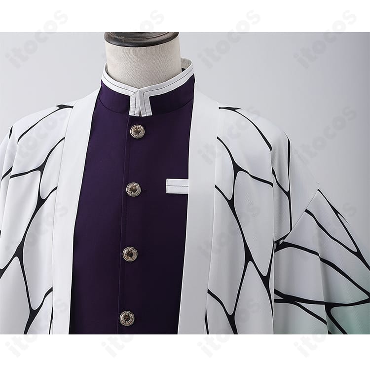 襟元・肩の装飾アップ。刺繍入りディテールとラインの美しさを示す胡蝶しのぶ隊服コスプレの近接写真