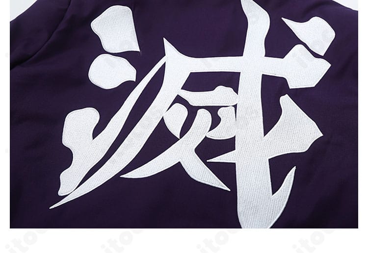 衣装背面の全体像。マントの落ち感と背面シルエット、縫製ラインを示す写真。