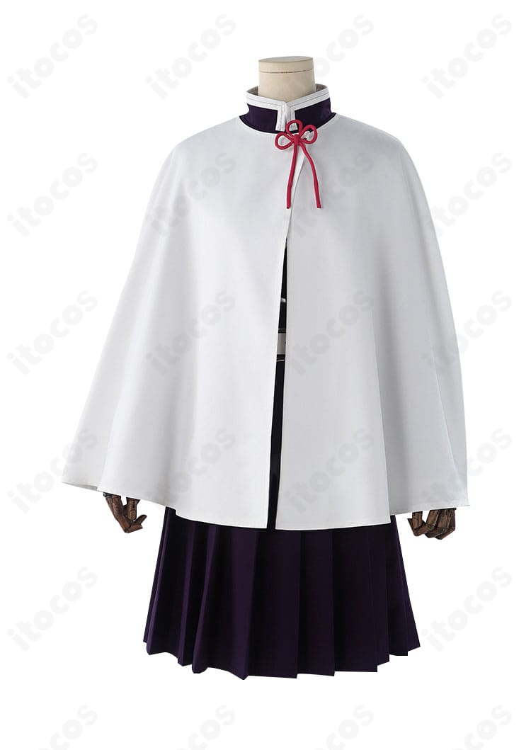 白マント前面の刺繍ディテール。縁取りと模様の立体感が伝わる近接ショット。