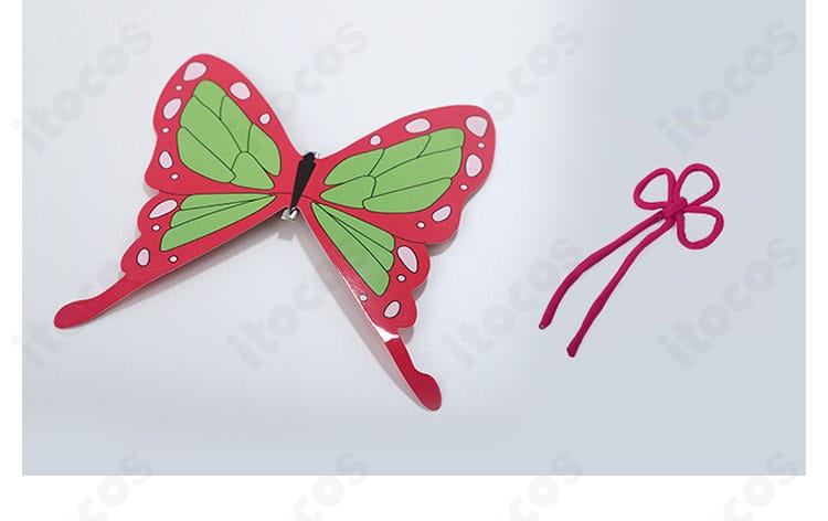 髪飾りと紐飾りのセットディテール。蝶モチーフの質感と色味を捉えた近接写真。