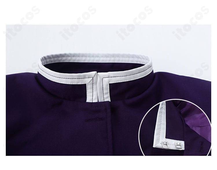 上着の襟元デザインと刺繍のアップ。端正な隊服らしさを強調した仕立て。