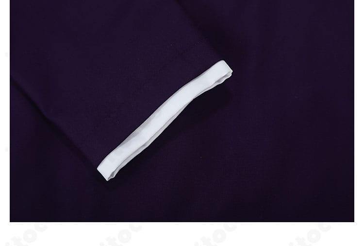 袖口の装飾ディテール。カフスの形状と縫い目の整いを確認できるアップ。