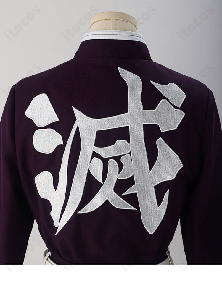 甘露寺蜜璃 コスプレ衣装の背面ディテール。背中のシルエットとウエスト位置、プリーツの落ち感を確認できるショット。