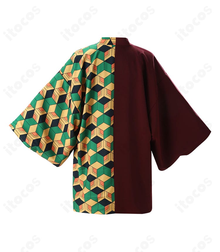 外套（羽織）の背面ディテール。背中の刺繍や落ち感、シルエットが把握できるバックショット。