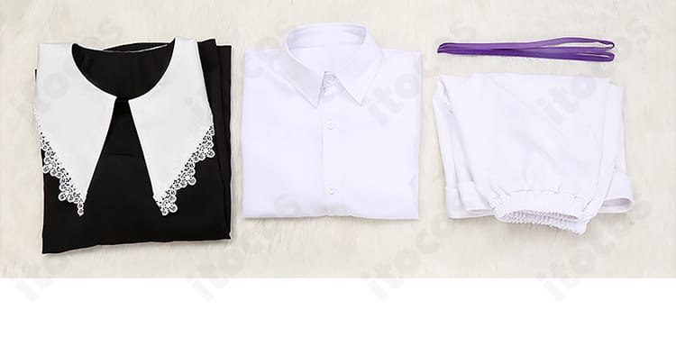 セット内容一式の展示。トップス、シャツ、ショートパンツ、リボンの4点セットを俯瞰で見せた画像。