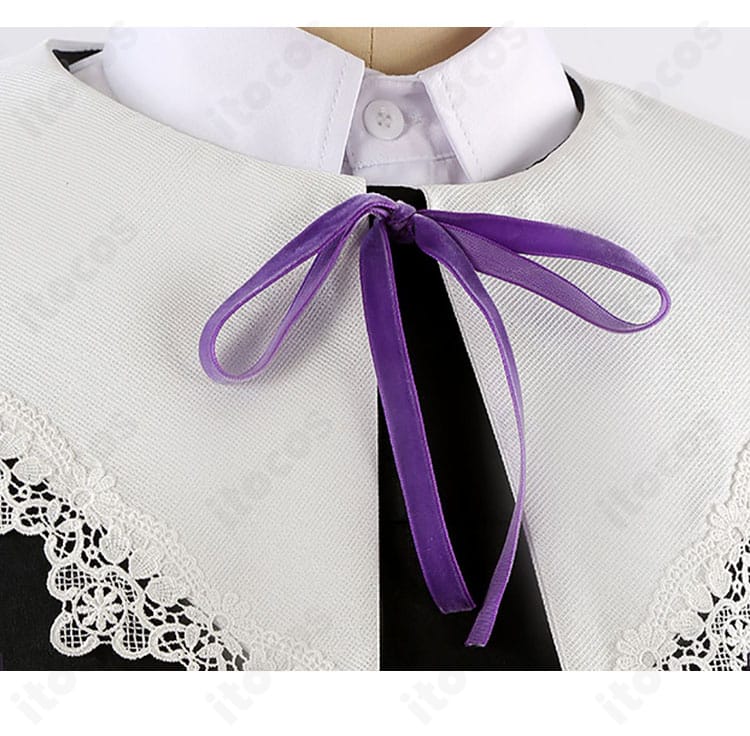 襟元とひも装飾のクローズアップ。精密なステッチと端処理で仕上げたディテール。